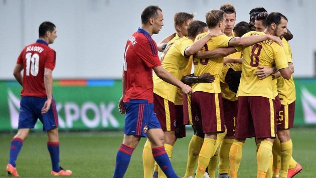 Fotbalisté Sparty Praha oslavují gól vstřelený na hřišti CSKA Moskva. Fotbalisté Sparty Praha oslavují gól vstřelený na hřišti CSKA Moskva.