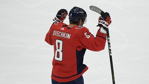 Ruský útočník Alexander Ovečkin se raduje z 699. gólu v NHL v kariéře. Ruský útočník Alexander Ovečkin se raduje z 699. gólu v NHL v kariéře.