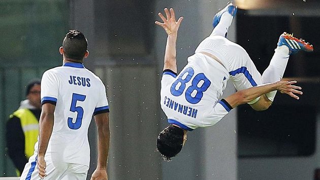 Hernanes z Interu Milán oslavuje se spoluhráčem Jesúsem svůj gól v ligovém utkání proti Livornu. Hernanes z Interu Milán oslavuje se spoluhráčem Jesúsem svůj gól v ligovém utkání proti Livornu.