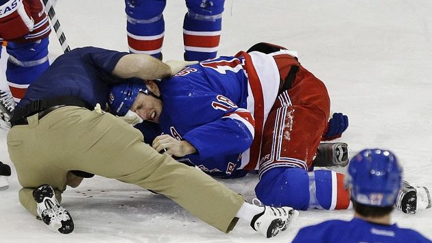 Marc Staal v péči klubového lékaře. Marc Staal v péči klubového lékaře.