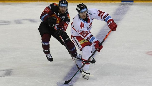 Hokejisté Sparty v extraligovém utkání bojují o body s Olomoucí. Zleva Jan Buchtele ze Sparty a Lukáš Kucsera z Olomouce. Hokejisté Sparty v extraligovém utkání bojují o body s Olomoucí. Zleva Jan Buchtele ze Sparty a Lukáš Kucsera z Olomouce.