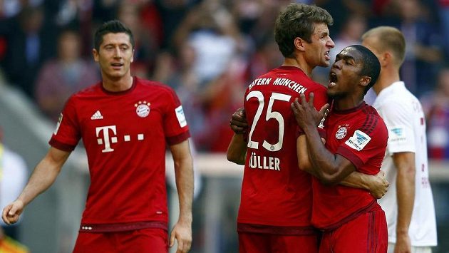 Robert Lewandowski, Thomas Müller a Douglas Costa (zcela vpravo) se radují z diskutabilní proměněné penalty proti Augsburgu. Robert Lewandowski, Thomas Müller a Douglas Costa (zcela vpravo) se radují z diskutabilní proměněné penalty proti Augsburgu.