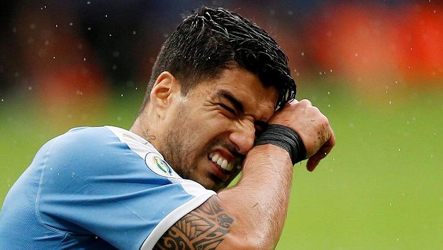 Uruguayský fotbalista Luis Suárez selhal během penaltového rozstřelu ve čtvrtfinálovém utkání mistrovství Jižní Ameriky proti Peru. Uruguayský fotbalista Luis Suárez selhal během penaltového rozstřelu ve čtvrtfinálovém utkání mistrovství Jižní Ameriky proti Peru.