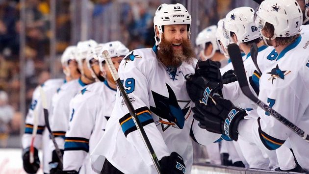 Joe Thornton může slavit. Proti Winnipegu si útočník San Jose připsal 1000. asistencí v NHL. Joe Thornton může slavit. Proti Winnipegu si útočník San Jose připsal 1000. asistencí v NHL.