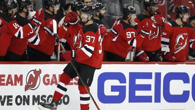 Český útočník New Jersey Devils Pavel Zacha slaví se spoluhráči gól. Český útočník New Jersey Devils Pavel Zacha slaví se spoluhráči gól.