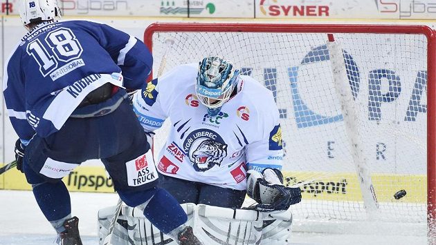 Útočník Plzně Dominik Kubalík střílí gól libereckému brankářovi Jánu Lašákovi. Útočník Plzně Dominik Kubalík střílí gól libereckému brankářovi Jánu Lašákovi.