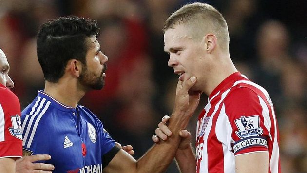 Diego Costa (vlevo) z Chelsea a Ryan Shawcross ze Stoke v utkání anglické ligy. Diego Costa (vlevo) z Chelsea a Ryan Shawcross ze Stoke v utkání anglické ligy.