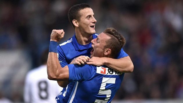 Liberečtí Herolind Shala a Vladimír Coufal (5) oslavují gól na 2:0 během utkání 3. předkola Evropské lig s Hapoelem Kirjat Šmona. Liberečtí Herolind Shala a Vladimír Coufal (5) oslavují gól na 2:0 během utkání 3. předkola Evropské lig s Hapoelem Kirjat Šmona.