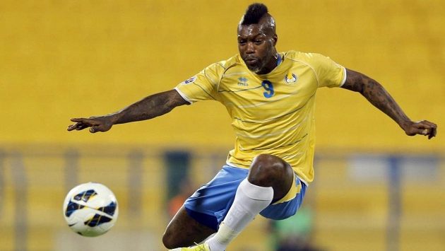 Djibril Cissé v akci. Djibril Cissé v akci.