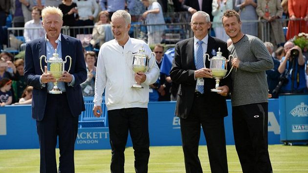 Čtveřice úspěšných tenisových legend minulosti zleva Boris Becker, John McEnroe, Ray Emerson a Lleyton Hewiit pózují s trofejemi pro vítěze turnaje v londýnském Queens Clubu. Čtveřice úspěšných tenisových legend minulosti zleva Boris Becker, John McEnroe, Ray Emerson a Lleyton Hewiit pózují s trofejemi pro vítěze turnaje v londýnském Queens Clubu.