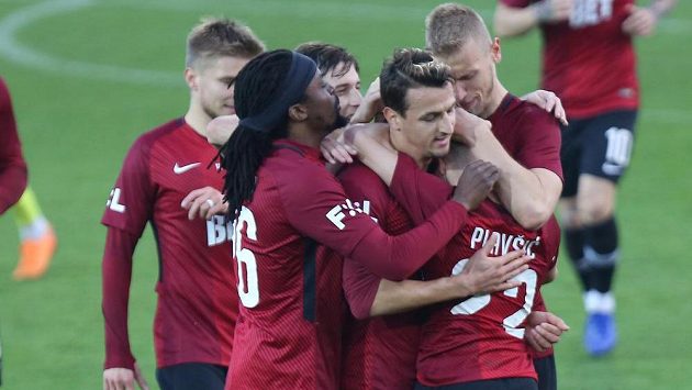 Radost hráčů Sparty z třetí branky proti Karviné. Radost hráčů Sparty z třetí branky proti Karviné.