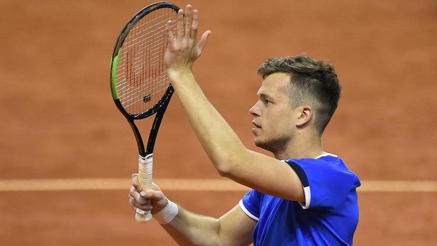 Český tenista Adam Pavlásek se raduje z vítězství nad Dudim Selou 3:6, 6:3 a 6:1. Český tenista Adam Pavlásek se raduje z vítězství nad Dudim Selou 3:6, 6:3 a 6:1.