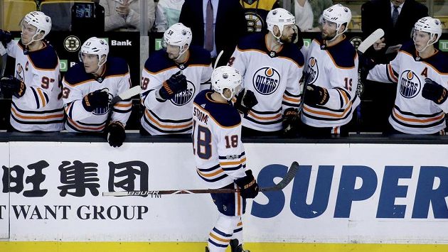 Ryan Strome (18) z Edmontonu slaví se spoluhráči svůj gól - ilustrační foto. Ryan Strome (18) z Edmontonu slaví se spoluhráči svůj gól - ilustrační foto.
