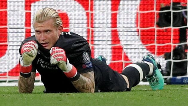 Nešťastný liverpoolský brankář Loris Karius po prohře ve finále Ligy mistrů s Realem Madrid. Nešťastný liverpoolský brankář Loris Karius po prohře ve finále Ligy mistrů s Realem Madrid.