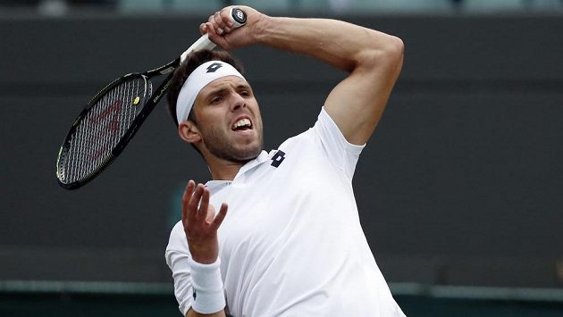 Tenista Jiří Veselý během zápasu druhého kola Wimbledonu s Rakušanem Dominicem Thiemem. Tenista Jiří Veselý během zápasu druhého kola Wimbledonu s Rakušanem Dominicem Thiemem.