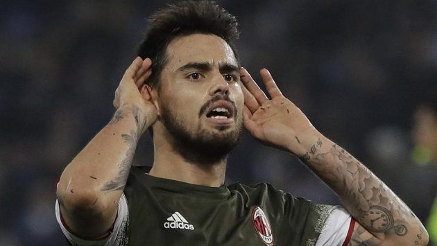 Suso z AC Milán se s fanoušky raduje z vyrovnávacího gólu v ligovém utkání proti Laziu Řím. Suso z AC Milán se s fanoušky raduje z vyrovnávacího gólu v ligovém utkání proti Laziu Řím.