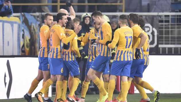 Fotbalisté Opavy se radují ze vstřeleného gólu. Fotbalisté Opavy se radují ze vstřeleného gólu.