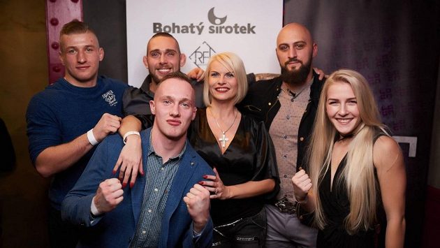 Bojovníci na křtu kalendáře Bohatý sirotek. Tedy mimo ženy uprostřed, té se ale bojová umění líbí. Bojovníci na křtu kalendáře Bohatý sirotek. Tedy mimo ženy uprostřed, té se ale bojová umění líbí.