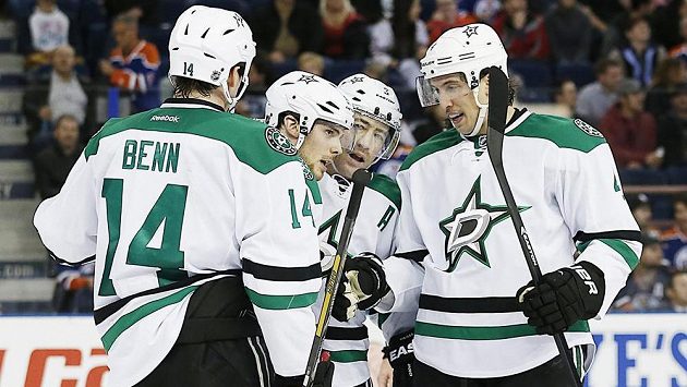 Hokejisté Dallasu Jordie Benn (24), Stephane Robidas (3) a Brenden Dillon oslavují gól Tylera Seguina (91) v utkání proti Edmontonu Oilers v Rexall Place. Hokejisté Dallasu Jordie Benn (24), Stephane Robidas (3) a Brenden Dillon oslavují gól Tylera Seguina (91) v utkání proti Edmontonu Oilers v Rexall Place.