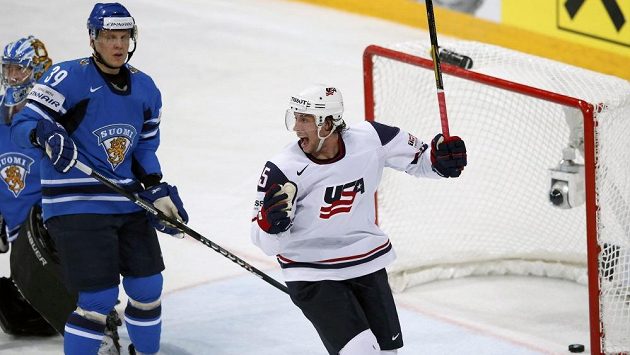 Američan Craig Smith (vpravo) slaví gól proti Finsku. Ville Viitaluoma (uprostřed) a gólman Antti Raanta smutně púřihlížejí. Američan Craig Smith (vpravo) slaví gól proti Finsku. Ville Viitaluoma (uprostřed) a gólman Antti Raanta smutně púřihlížejí.