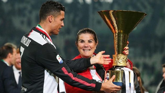 Portugalský fotbalista Cristiano Ronaldo drží společně se svojí matkou Dolores Aveirovou trofej pro mistra italské Serie A. Archivní foto Portugalský fotbalista Cristiano Ronaldo drží společně se svojí matkou Dolores Aveirovou trofej pro mistra italské Serie A. Archivní foto