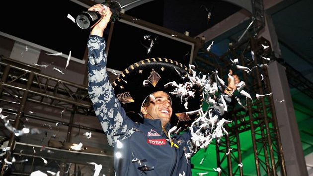 Až čtyři hodiny po skončení Velké ceny Mexika převzal Australan Daniel Ricciardo ocenění za třetí místo. Až čtyři hodiny po skončení Velké ceny Mexika převzal Australan Daniel Ricciardo ocenění za třetí místo.
