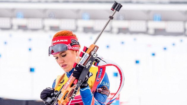 Gabriela Soukalová kontroluje svou malorážku před stíhacím závodem na MS v Oslu. Gabriela Soukalová kontroluje svou malorážku před stíhacím závodem na MS v Oslu.