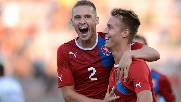 Hráči jedenadvacítky Pavel Kadeřábek (vlevo) a Ondřej Petrák oslavují jediný gól přátelského utkání proti Nizozemsku. Hráči jedenadvacítky Pavel Kadeřábek (vlevo) a Ondřej Petrák oslavují jediný gól přátelského utkání proti Nizozemsku.