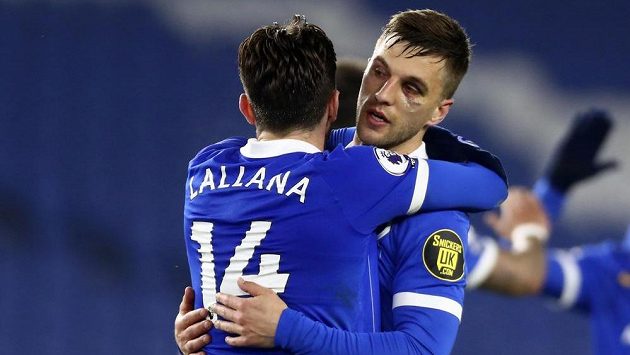 Adam Lallana (vlevo) a Joel Veltman z Brightonu se radují z gólu. Adam Lallana (vlevo) a Joel Veltman z Brightonu se radují z gólu.