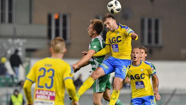 V hlavičkovém souboji (zleva) Martin Hašek ml. z Bohemians a Daniel Trubač z Teplic. V hlavičkovém souboji (zleva) Martin Hašek ml. z Bohemians a Daniel Trubač z Teplic.