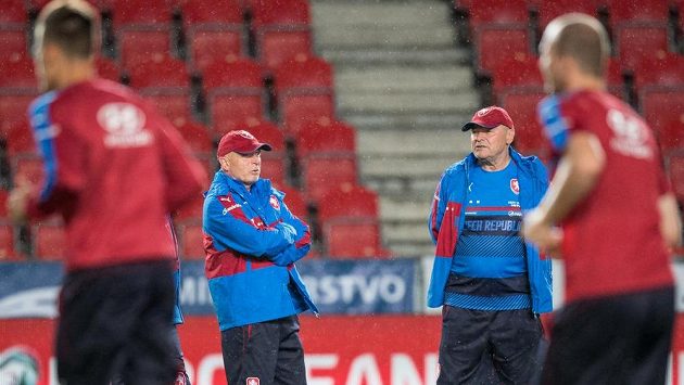 Trenér Karel Jarolím (vlevo) a asistent Miroslav Koubek během tréninkuna duel s Německem. Trenér Karel Jarolím (vlevo) a asistent Miroslav Koubek během tréninkuna duel s Německem.
