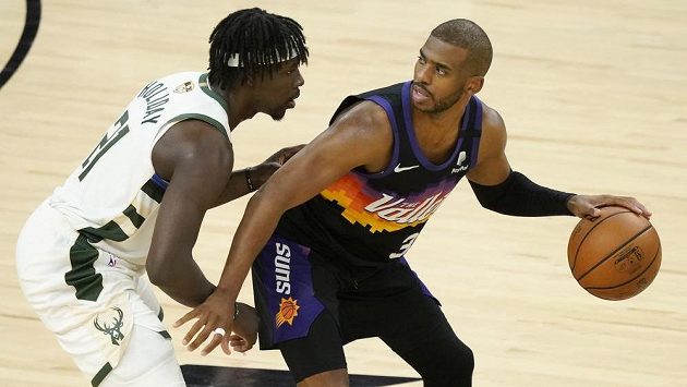 Hvězdného rozehrávače Phoenixu Chrise Paula (vpravo) střeží ve druhém finálovém duelu NBA Jrue Holiday z Milwaukee. Hvězdného rozehrávače Phoenixu Chrise Paula (vpravo) střeží ve druhém finálovém duelu NBA Jrue Holiday z Milwaukee.