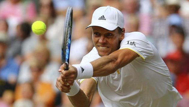 Tomáš Berdych při semifinále Wimbledonu s Rogerem Federerem. Tomáš Berdych při semifinále Wimbledonu s Rogerem Federerem.