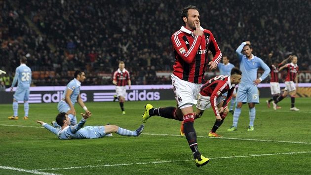 Giampaolo Pazzini z AC Milán (vpředu) se raduje ze vstřelení gólu proti Laziu Řím. Giampaolo Pazzini z AC Milán (vpředu) se raduje ze vstřelení gólu proti Laziu Řím.
