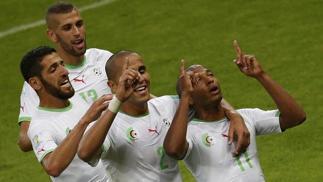 Oslava alžírských fotbalistů poté, co Jasín Brahímí vsítil gól do korejské sítě. Oslava alžírských fotbalistů poté, co Jasín Brahímí vsítil gól do korejské sítě.
