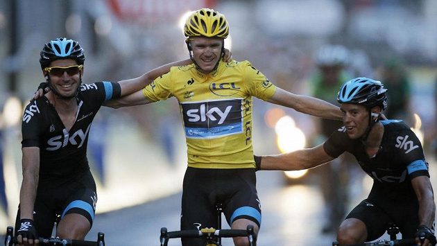 Jezdci týmu Sky dojíždějí do cíle poslední 21. etapy cyklistické Tour de France. Uprostřed je celkový vítěz Christopher Froome. Jezdci týmu Sky dojíždějí do cíle poslední 21. etapy cyklistické Tour de France. Uprostřed je celkový vítěz Christopher Froome.