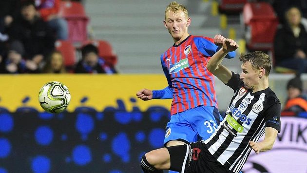 Klíčová situace zápasu Plzeň - České Budějovice. Ondřej Mihálik z Plzně posílá míč před branku, Pavel Novák z Českých Budějovic si centr srazí do vlastní sítě. Klíčová situace zápasu Plzeň - České Budějovice. Ondřej Mihálik z Plzně posílá míč před branku, Pavel Novák z Českých Budějovic si centr srazí do vlastní sítě.