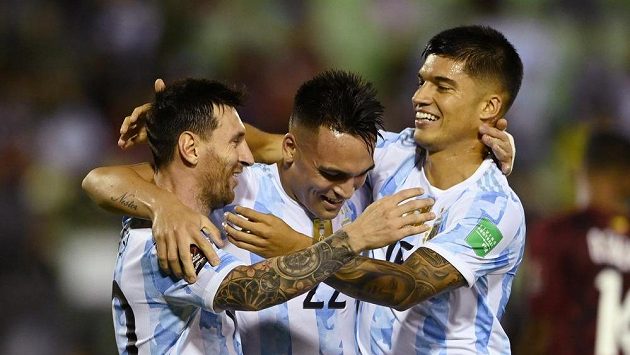 Fotbalisté Argentiny Joaquin Correa (vpravo), Lionel Messi (vlevo) a Lautaro Martínez slaví gól. Fotbalisté Argentiny Joaquin Correa (vpravo), Lionel Messi (vlevo) a Lautaro Martínez slaví gól.