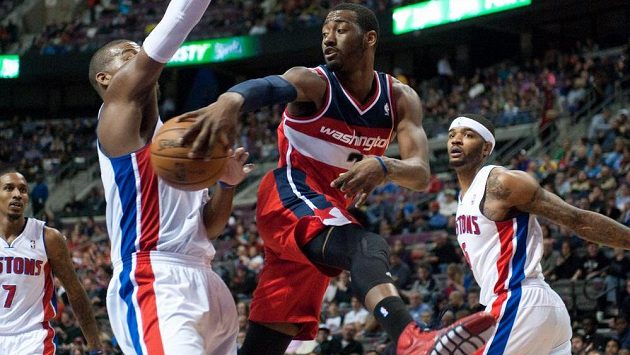 Basketbalista Washingtonu Wizards John Wall (uprostřed) v utkání proti Detroitu. Basketbalista Washingtonu Wizards John Wall (uprostřed) v utkání proti Detroitu.