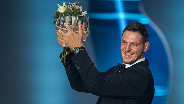 Lukáš Krpálek si užívá s korunkou pro vítěze ankety Sportovec roku 2016. Prvenství ovšem neobhájil. Lukáš Krpálek si užívá s korunkou pro vítěze ankety Sportovec roku 2016. Prvenství ovšem neobhájil.