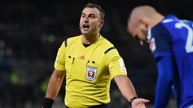 Rozhodčí Ondřej Lerch (vlevo) a Jakub Petr z Olomouce při utkání s Plzní. Rozhodčí Ondřej Lerch (vlevo) a Jakub Petr z Olomouce při utkání s Plzní.