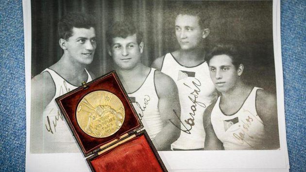 Do Brna se vrací první československá olympijská medaile, kterou v roce 1924 vybojoval v Paříži Bedřich Šupčík ve šplhu na osmimetrovém laně bez přírazu. Na snímku ze 17. července 2019 je medaile s kopií historické fotografie, na které je úplně vlevo Bedřich Šupčík. Do Brna se vrací první československá olympijská medaile, kterou v roce 1924 vybojoval v Paříži Bedřich Šupčík ve šplhu na osmimetrovém laně bez přírazu. Na snímku ze 17. července 2019 je medaile s kopií historické fotografie, na které je úplně vlevo Bedřich Šupčík.