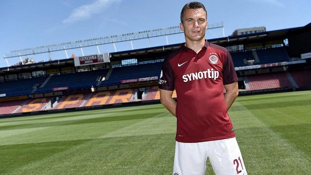 Kapitán Sparty Praha David Lafata v novém dresu před startem sezóny 2015/2016. Kapitán Sparty Praha David Lafata v novém dresu před startem sezóny 2015/2016.