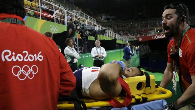 Zraněného francouzského gymnastu Samira Aita Saida odnášejí zdravotníci na nosítkách. Zraněného francouzského gymnastu Samira Aita Saida odnášejí zdravotníci na nosítkách.