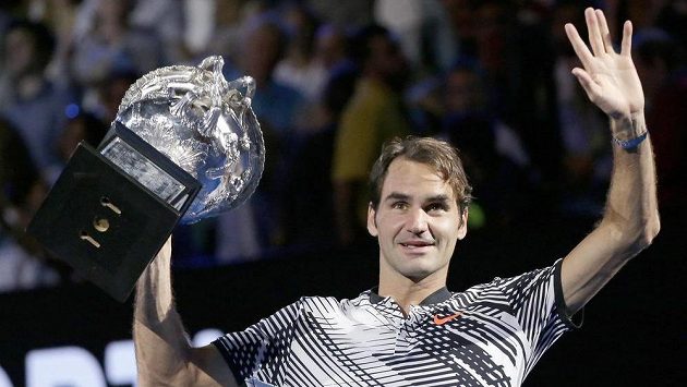 Roger Federer s trofejí z Australian Open. Roger Federer s trofejí z Australian Open.