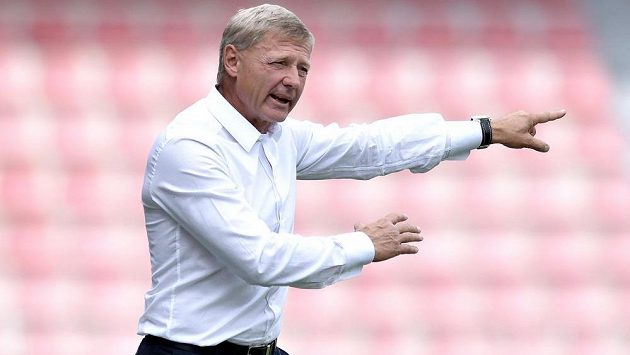 Tam je branka Slavie, velí trenér Sparty Zdeněk Ščasný... Tam je branka Slavie, velí trenér Sparty Zdeněk Ščasný...