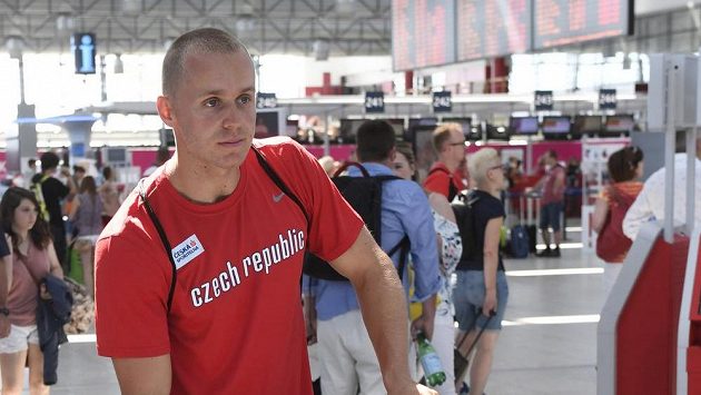 Oštěpař Jakub Vadlejch před odletem druhé skupiny české atletické reprezentace na evropský šampionát družstev ve francouzském Lille. Oštěpař Jakub Vadlejch před odletem druhé skupiny české atletické reprezentace na evropský šampionát družstev ve francouzském Lille.