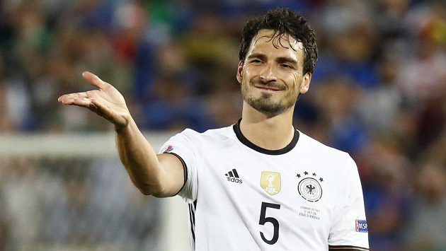 Stoper německé fotbalové reprezentace Mats Hummels bude v nové sezóně oblékat dres Bayernu. Stoper německé fotbalové reprezentace Mats Hummels bude v nové sezóně oblékat dres Bayernu.