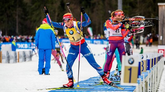 Gabriela Soukalová odjíždí ze střelnice v závodu s hromadným startem. Gabriela Soukalová odjíždí ze střelnice v závodu s hromadným startem.