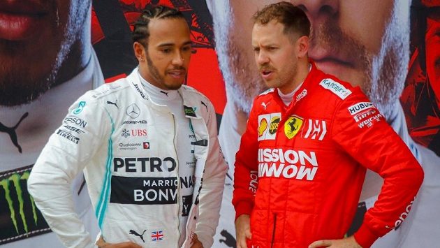 Lewis Hamilton si možná vymění kombinézu se Sebastianem Vettelem. Lewis Hamilton si možná vymění kombinézu se Sebastianem Vettelem.